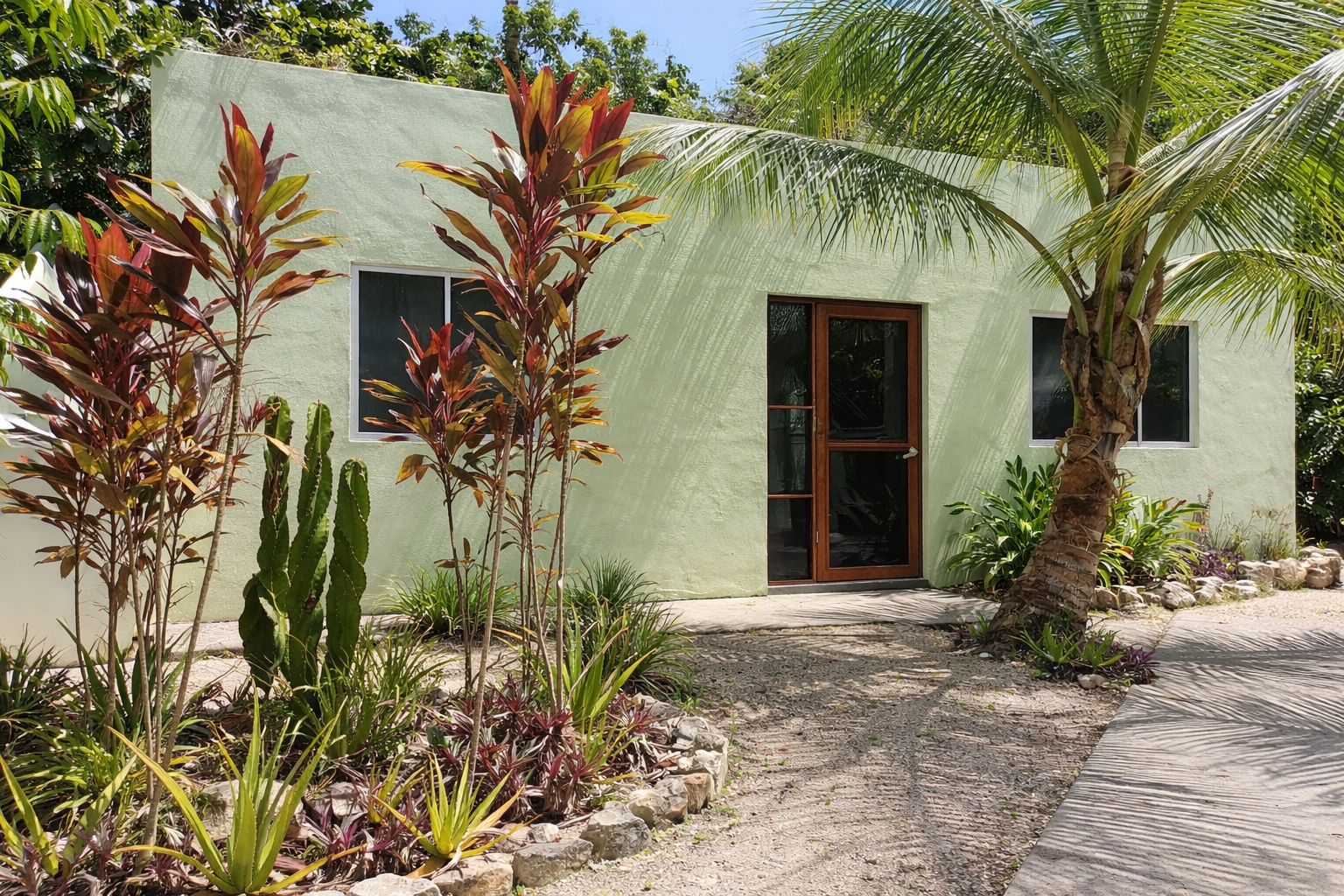 Hacienda Richardson for sale in Los Árboles Tulum, listed by Play-Investments.com. Sustainable mid-century home on 5 acres with solar system, guest house and potable water. USD 420,000.