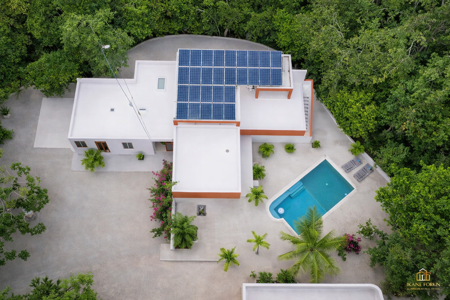Hacienda Richardson for sale in Los Árboles Tulum, listed by Play-Investments.com. Sustainable mid-century home on 5 acres with solar system, guest house and potable water. USD 420,000.