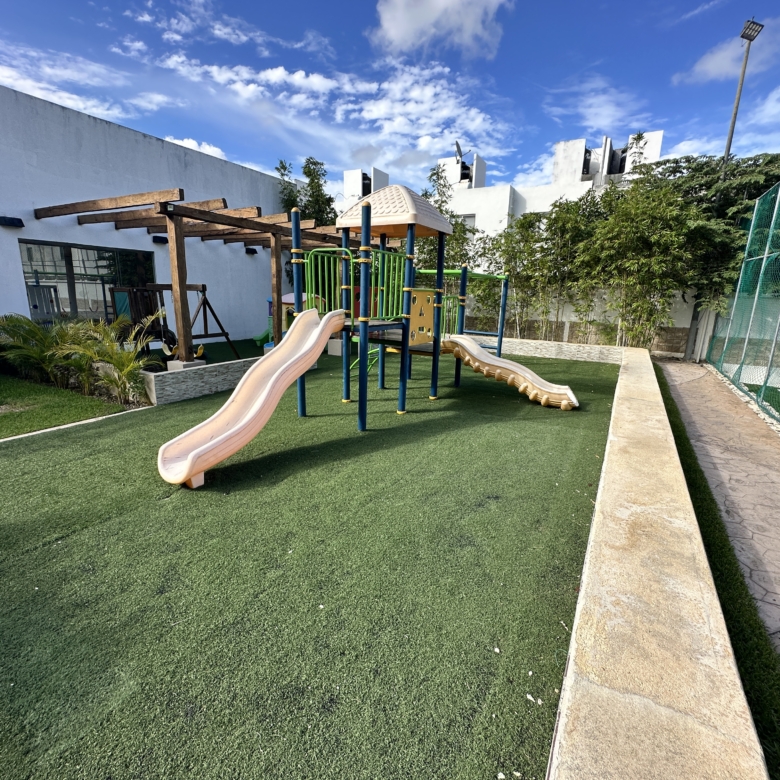 Casa en venta Residencial Bali 1 Playa del Carmen Calle Papua 10 fachada principal – Play Investments Real Estate México