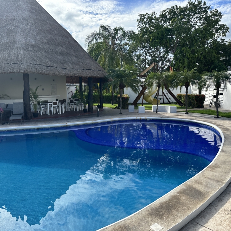 Área común con alberca Residencial Bali Playa del Carmen casas en venta – Play Investments propiedades Riviera Maya
