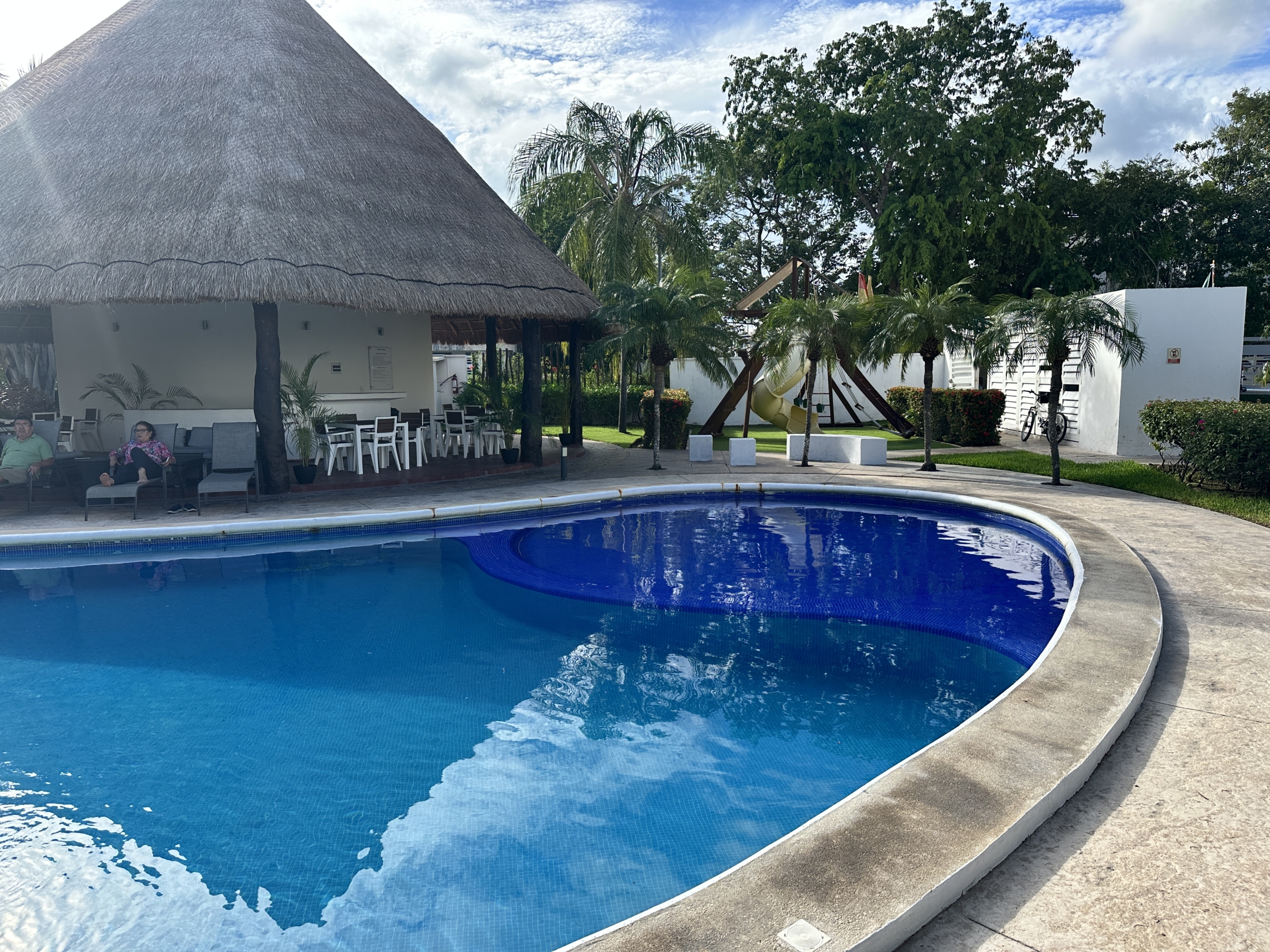 Área común con alberca Residencial Bali Playa del Carmen casas en venta – Play Investments propiedades Riviera Maya