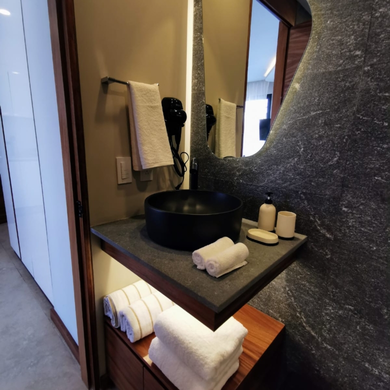 Descubre Alizée Tower, departamentos tipo condohotel en venta en Playa del Carmen, ideales para inversión y renta vacacional en la Riviera Maya.