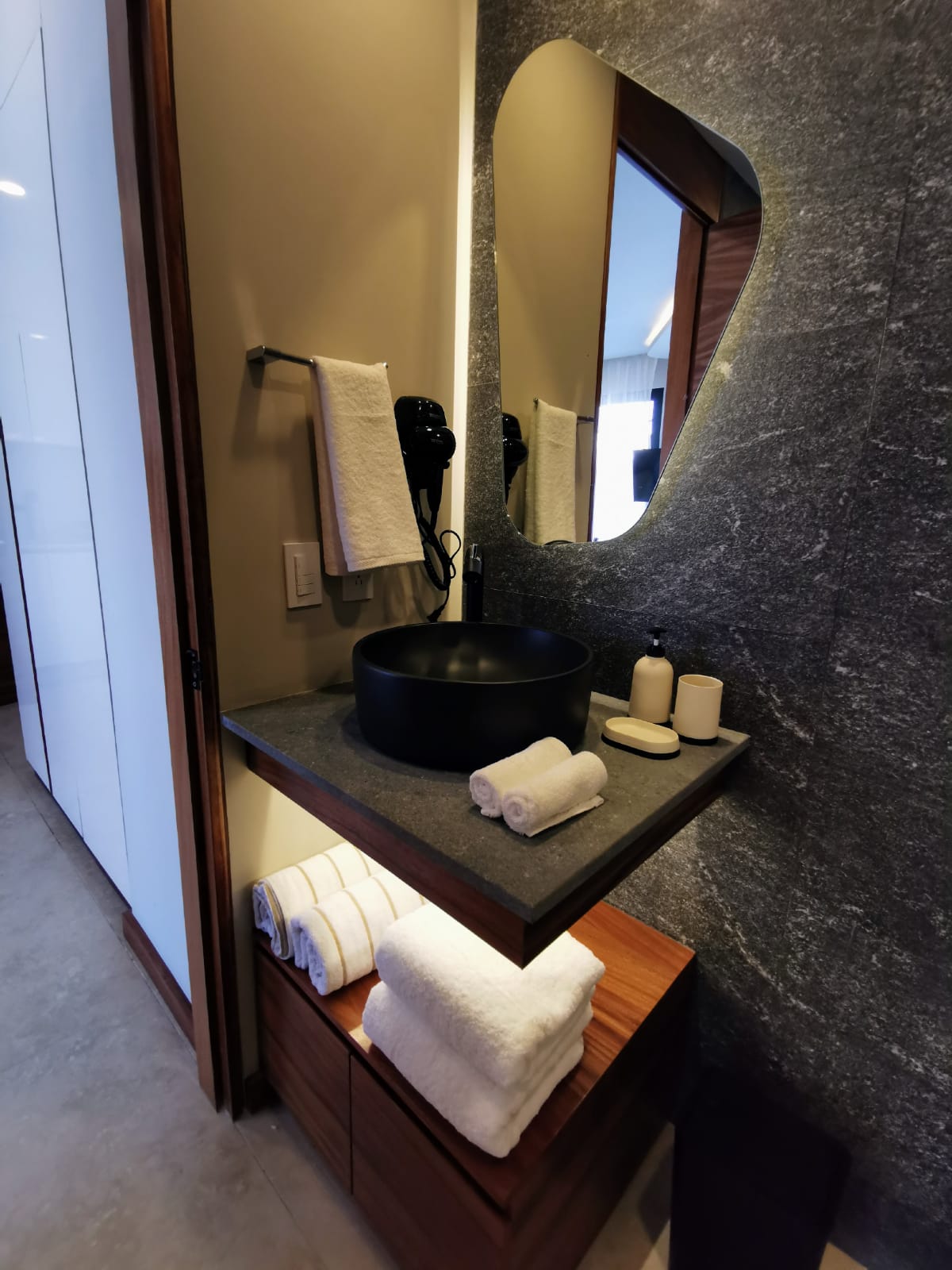 Descubre Alizée Tower, departamentos tipo condohotel en venta en Playa del Carmen, ideales para inversión y renta vacacional en la Riviera Maya.